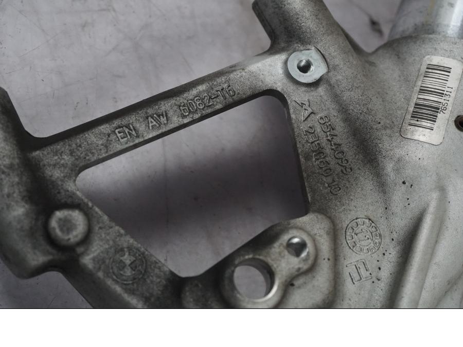 Snett uppifrån på Gaffelben från en BMW F 800 R -2018 motorcykel.