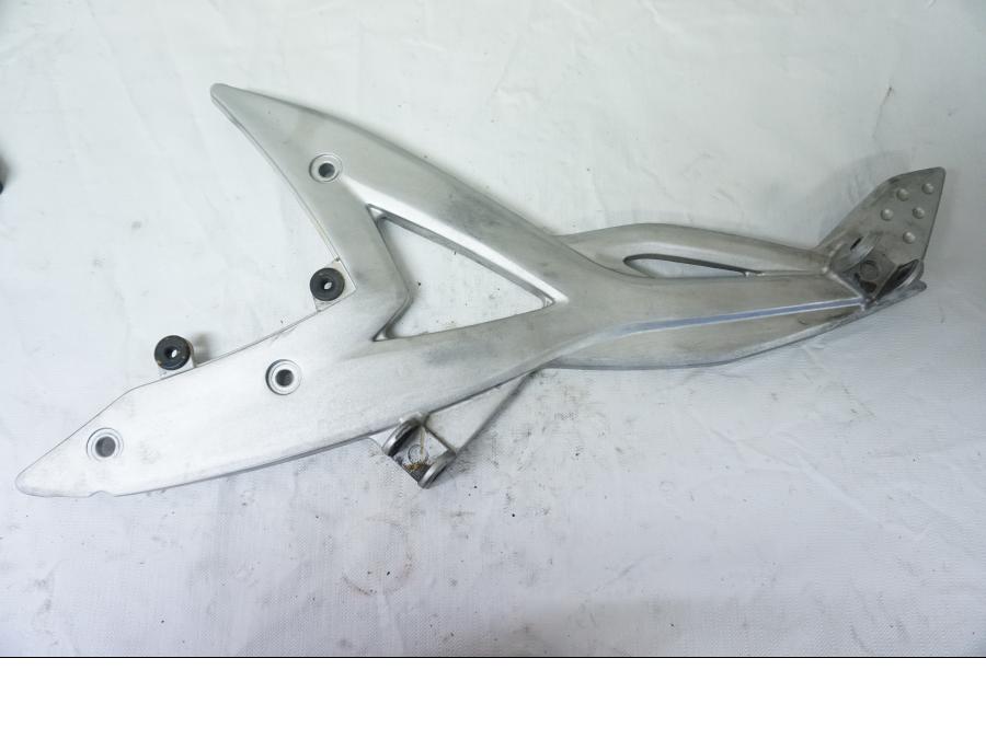 Framsidan på Fotpinnefäste från en Kawasaki ER-6N -2006 motorcykel.