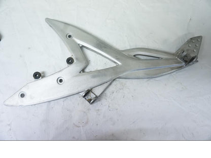 Framsidan på Fotpinnefäste från en Kawasaki ER-6N -2006 motorcykel.