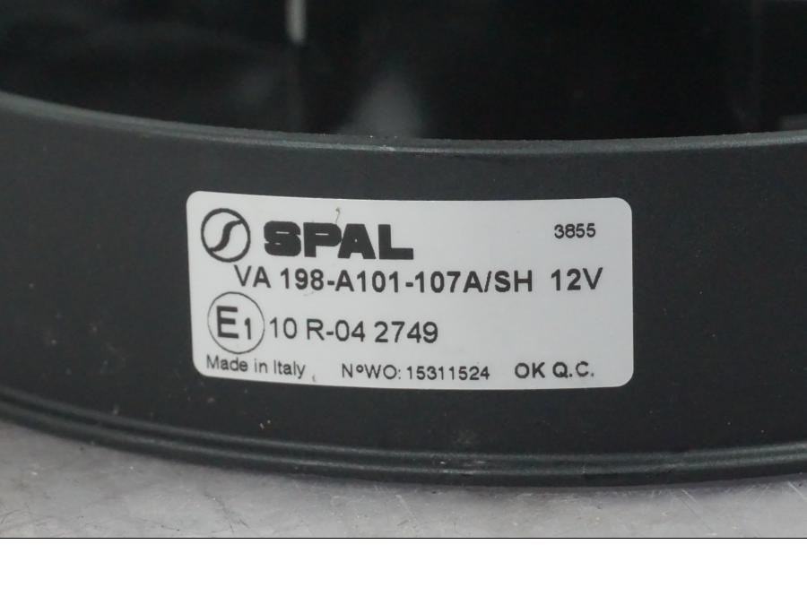 Snett nerifrån på Vattenkylfläkt från en Ducati Multistrada V4 -2024 motorcykel.