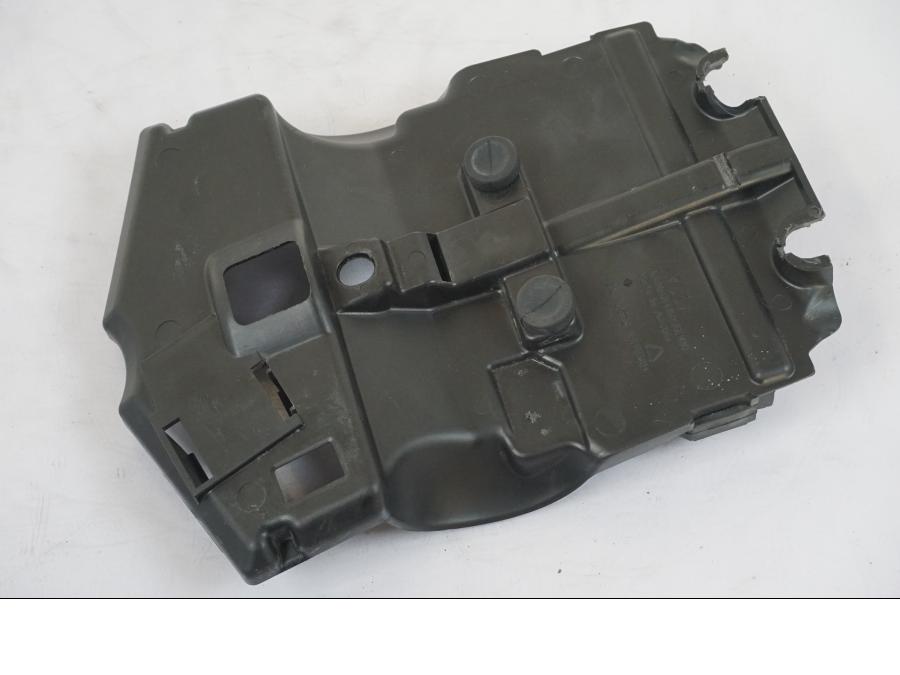 Höger sida på Batterihållare från en KTM 1290 Super Duke R -2018 motorcykel.