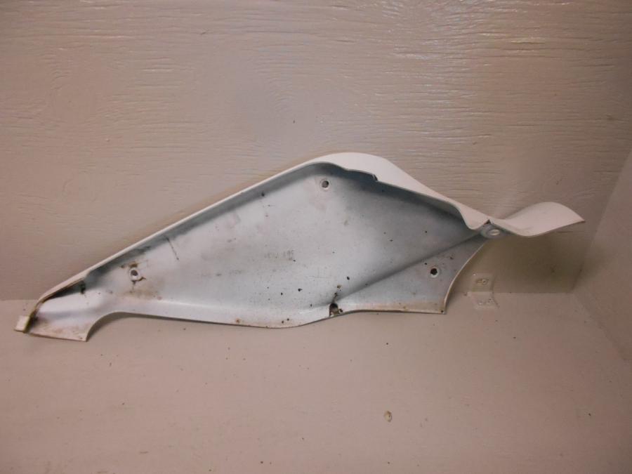 Baksidan på Magkåpa från en Yamaha YZF-R 125 -2012 motorcykel.