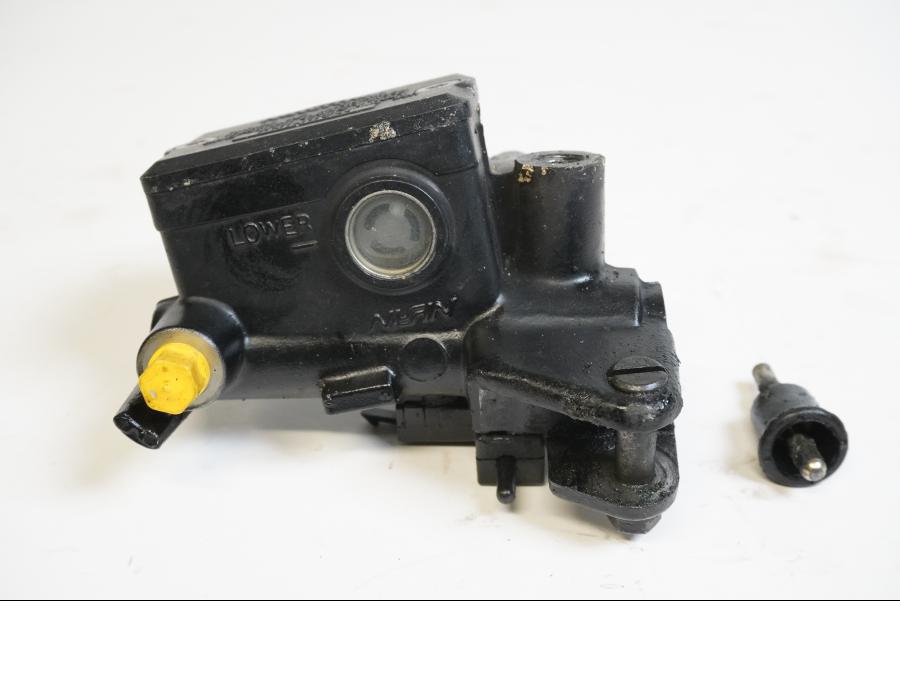 Framsidan på Kopplingshuvudcylinder från en Triumph Legend TT -2001 motorcykel.