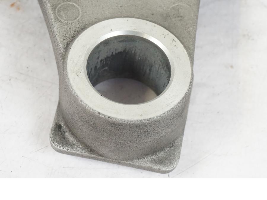 Höger sida på Bromsoksfäste från en Suzuki GSX-S 1000 -2017 motorcykel.