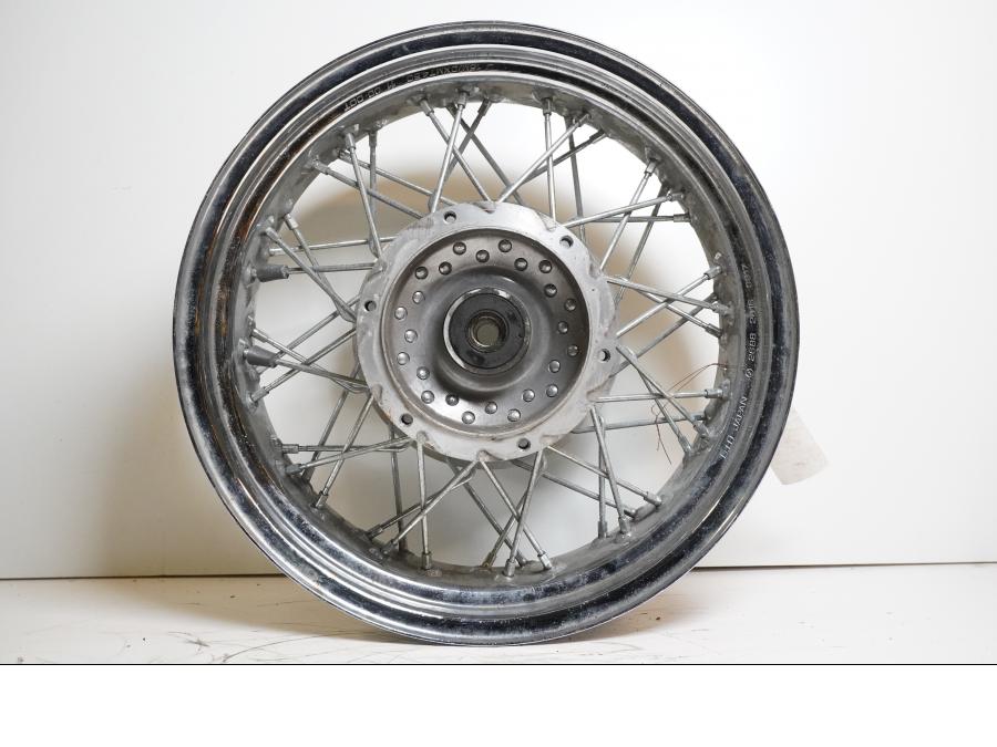 Framsidan på Fälg från en Yamaha XVS 1100 -2001 motorcykel.