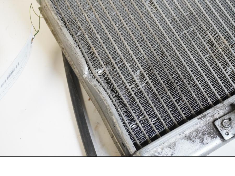 Snett nerifrån på Vattenkyl från en Husaberg FS 650 E -2004 motorcykel.