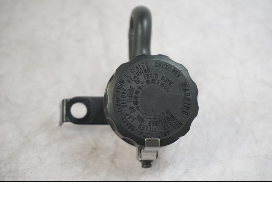 Baksidan på Bromsvätskebehållare från en Triumph Tiger -2009 motorcykel.