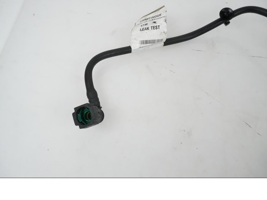 Baksidan på Bensinledning från en KTM 1290 Super Adventure S -2022 motorcykel.