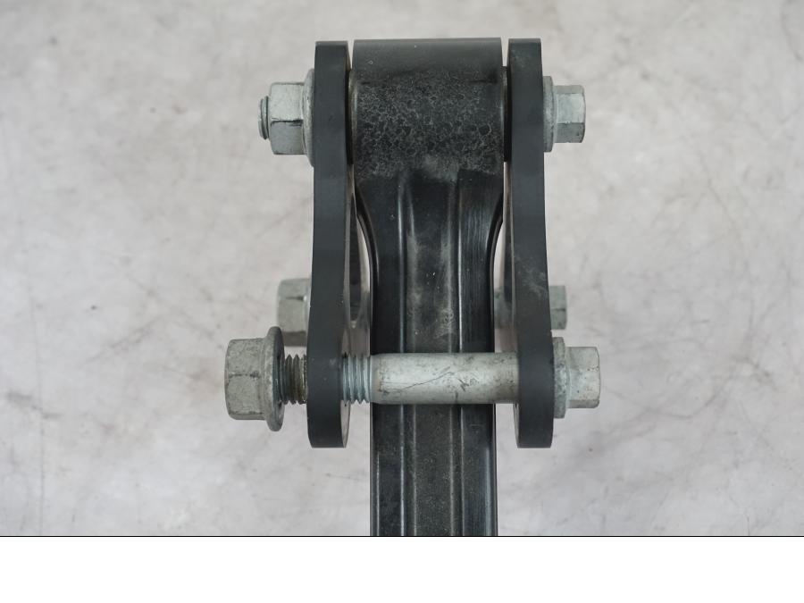 Vänster sida på Stötdämparlänkage från en KTM 1290 Super Duke R -2022 motorcykel.