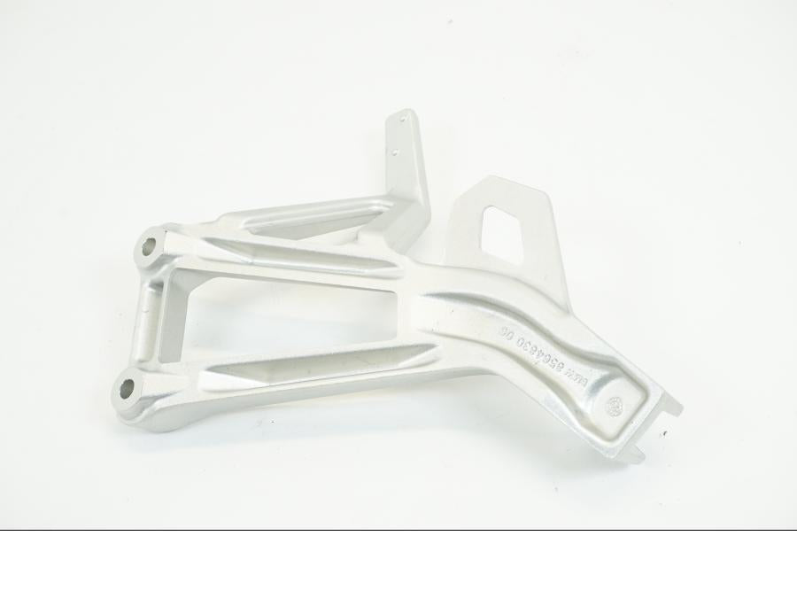 Höger sida på Fotpinnefäste från en BMW F 850 GS -2021 motorcykel.