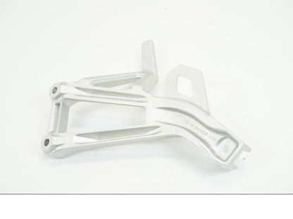 Höger sida på Fotpinnefäste från en BMW F 850 GS -2021 motorcykel.