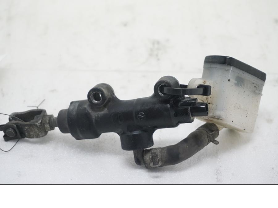 Baksidan på Bromshuvudcylinder från en Triumph Tiger Explorer -2012 motorcykel.