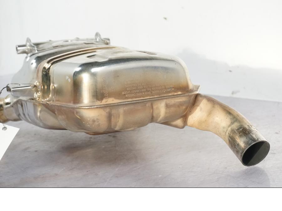 Baksidan på Mellanburk från en BMW R 1150 GS/A -2002 motorcykel.