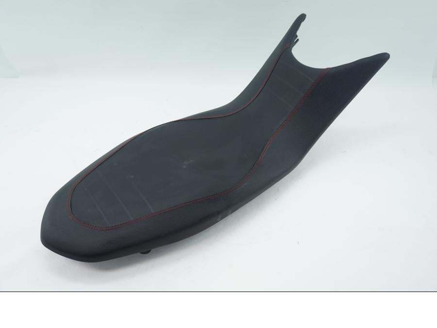 Vänster sida på Sadel från en Ducati Hyperstrada -2014 motorcykel.