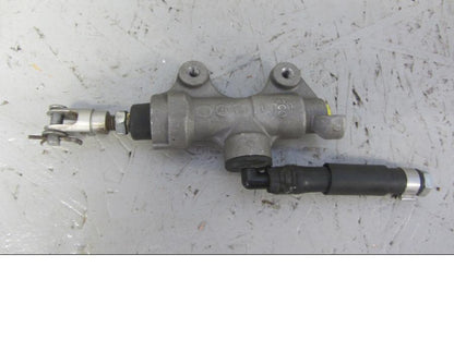 Baksidan på Bromshuvudcylinder från en Yamaha YZF R6 -2006 motorcykel.