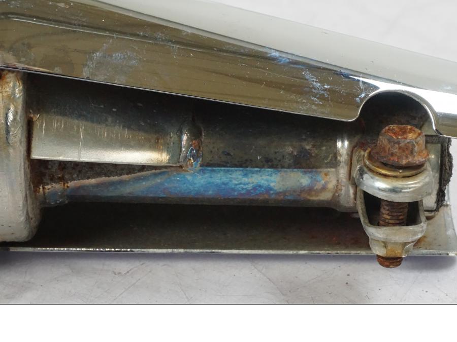 Snett uppifrån på Ljuddämpare från en Suzuki VL 800 -2002 motorcykel.