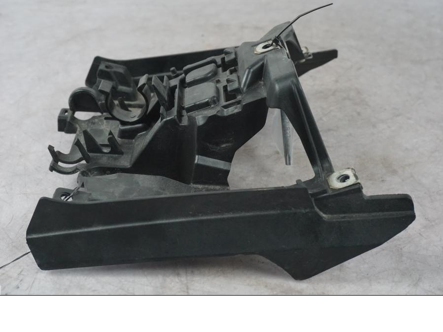 Snett nerifrån på Sadelfäste från en BMW K 1600 GTL -2015 motorcykel.