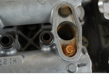 Baksidan på Topplock från en Honda VFR 800 -2005 motorcykel.