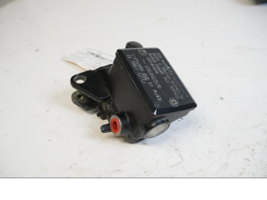 Framsidan på Bromshuvudcylinder från en Kawasaki ZX-9R -1996 motorcykel.