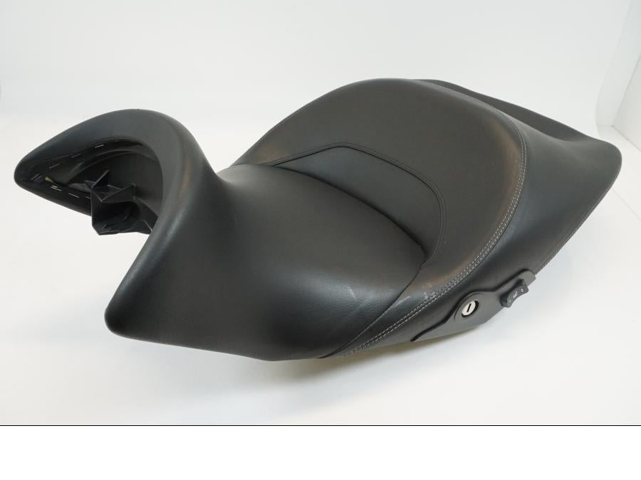 Baksidan på Sadel från en BMW K 1600 -2013 motorcykel.