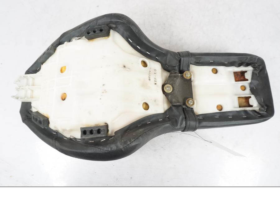 Snett nerifrån på Sadel från en Honda VT 600 C -1998 motorcykel.