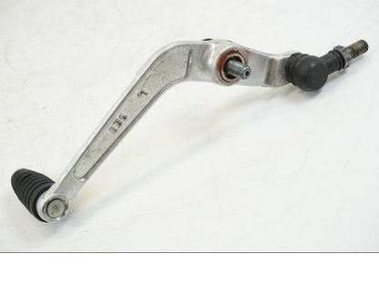 Snett nerifrån på Växelpedal från en Yamaha YZF R6 -1999 motorcykel.