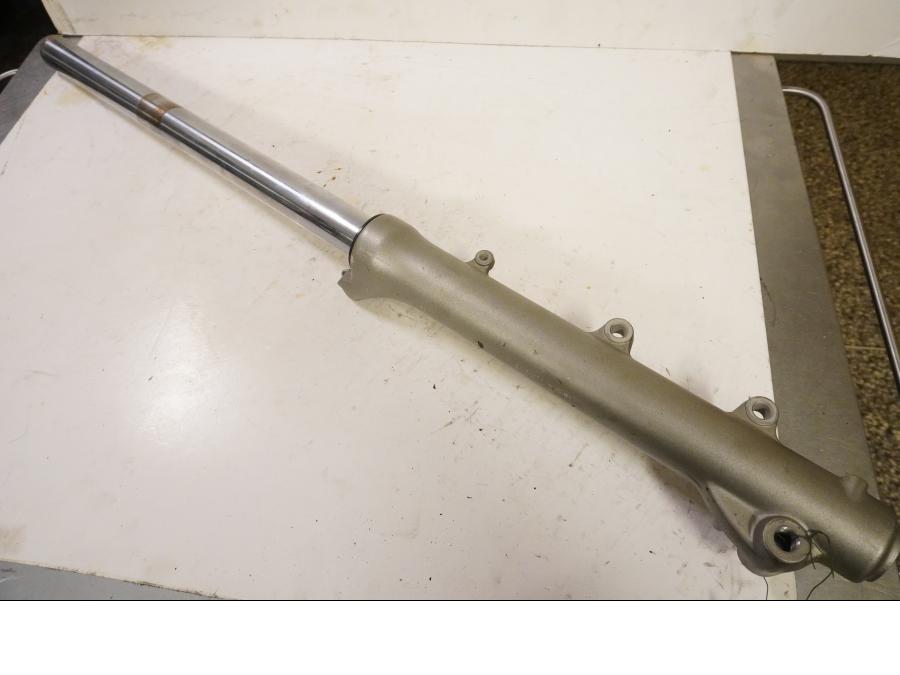 Framsidan på Gaffelben från en Yamaha XV 750 -1995 motorcykel.