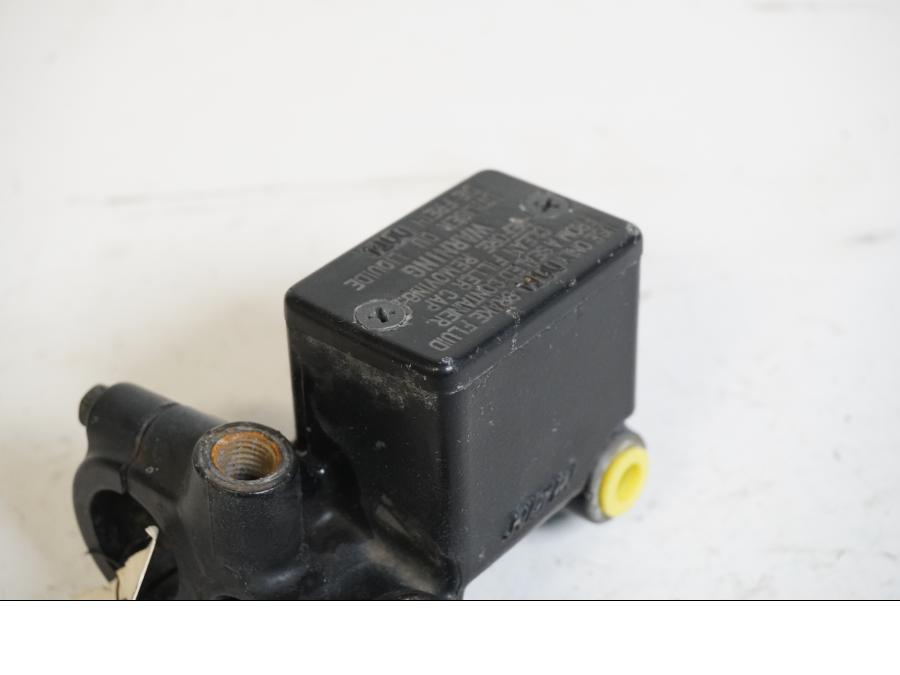 Höger sida på Bromshuvudcylinder från en Suzuki DR 800 S -1996 motorcykel.