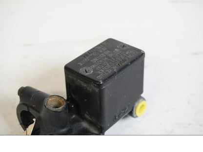 Höger sida på Bromshuvudcylinder från en Suzuki DR 800 S -1996 motorcykel.