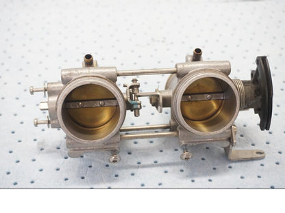 Höger sida på Spjällhus från en BMW F 800 ST -2007 motorcykel.