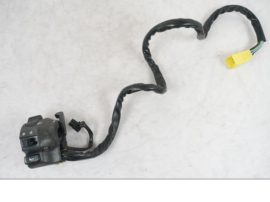 Framsidan på Styrelreglage från en Suzuki SV 650 -1999 motorcykel.