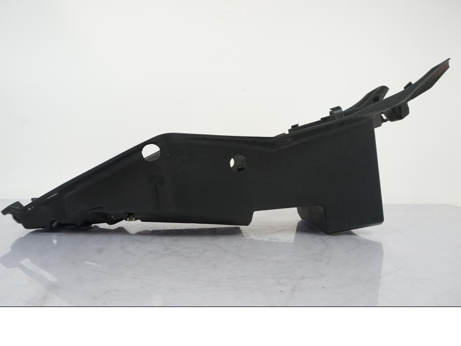 Baksidan på Undertail från en KTM 1290 Super Duke R -2015 motorcykel.