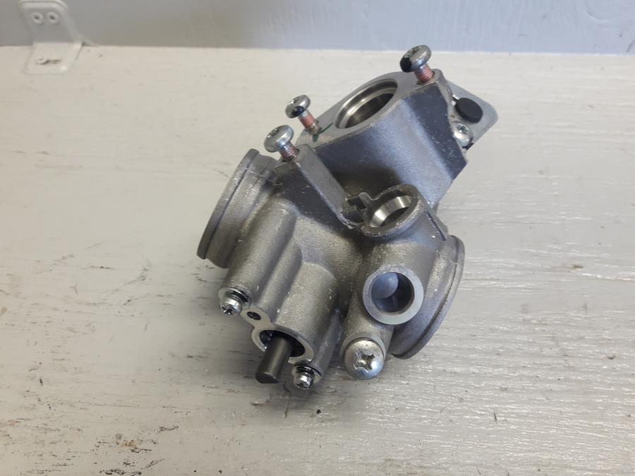 Baksidan på Spjällhus från en KTM 125 Duke -2017 motorcykel.