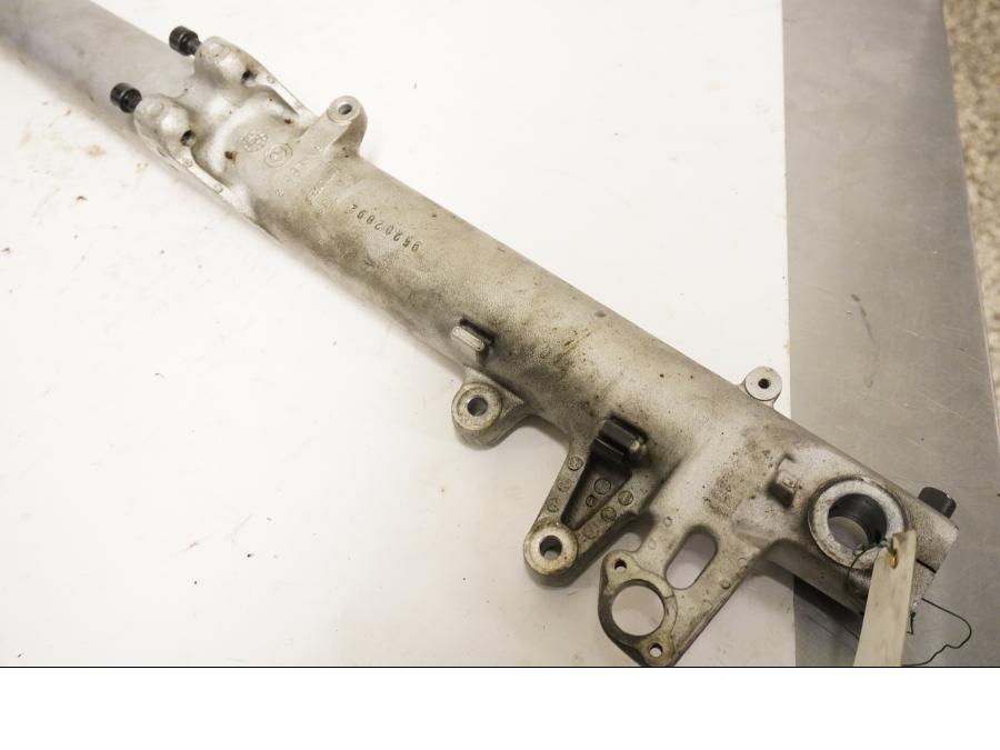 Snett uppifrån på Gaffelben från en BMW K 1200 LT -2004 motorcykel.