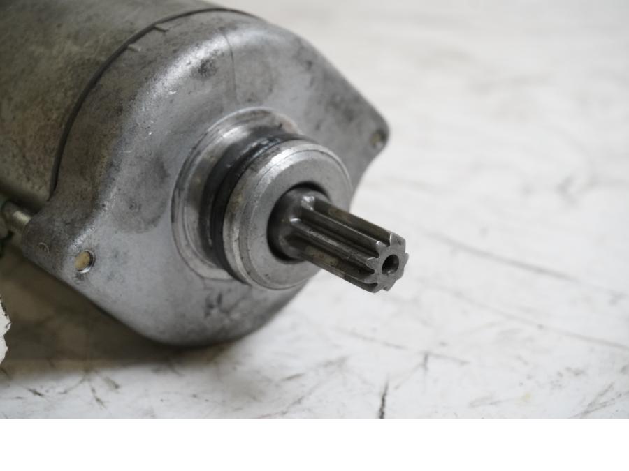 Baksidan på Startmotor från en Honda CBR 900 RR -1993 motorcykel.