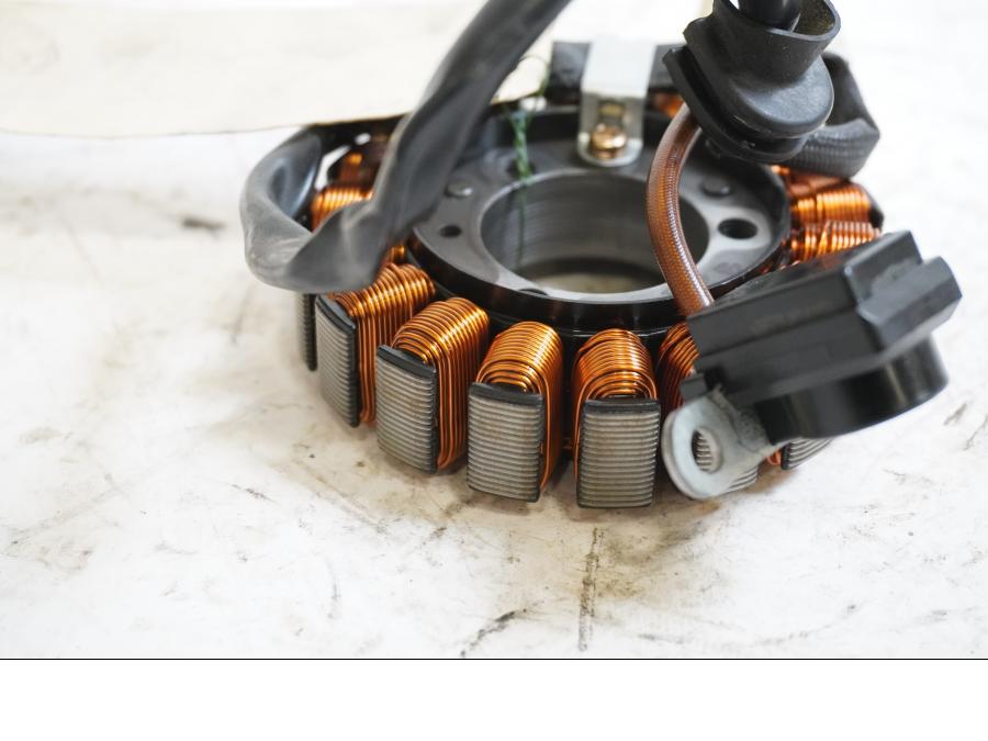 Baksidan på Generator från en Honda CBR 125 R -2004 motorcykel.