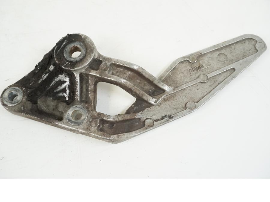 Snett nerifrån på Fotpinnefäste från en Yamaha FZR 1000 -1990 motorcykel.