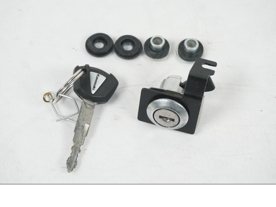 Vänster sida på <p>Låssats från Kawasaki Z 800 ABS 2014.</p>

<p>1st nyckel, tändningslås, immobilizer, immobilizer amplifier, tanklock, sadellås och CDI/ECU.</p> motorcykel.