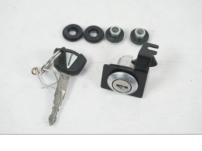 Vänster sida på <p>Låssats från Kawasaki Z 800 ABS 2014.</p>

<p>1st nyckel, tändningslås, immobilizer, immobilizer amplifier, tanklock, sadellås och CDI/ECU.</p> motorcykel.