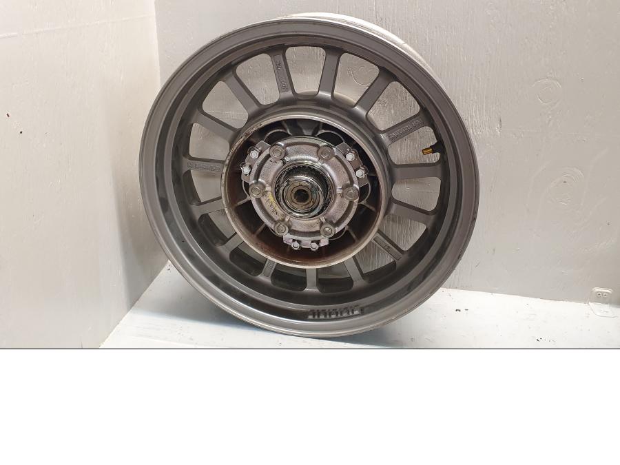 Baksidan på Fälg från en Suzuki VL 800 -2009 motorcykel.