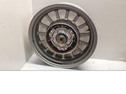 Baksidan på Fälg från en Suzuki VL 800 -2009 motorcykel.