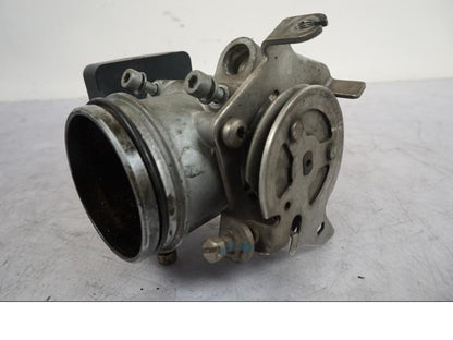 Vänster sida på Spjällhus från en BMW R 850 R -2004 motorcykel.