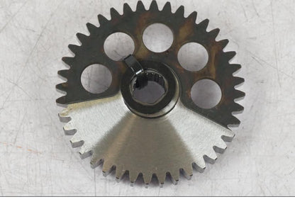 Snett nerifrån på Balansdrev från en KTM 1190 Adventure -2015 motorcykel.