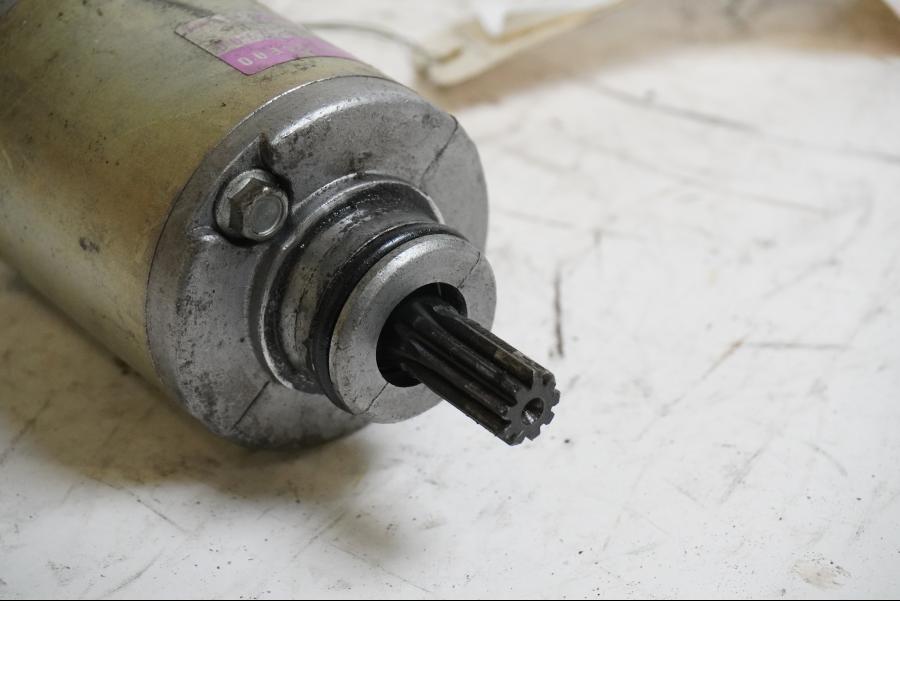 Baksidan på Startmotor från en Suzuki GSX-R 600 -1998 motorcykel.