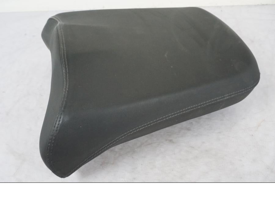 Framsidan på Sadel från en Triumph Tiger Explorer -2013 motorcykel.