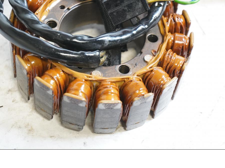 Baksidan på Generator från en Suzuki TL 1000 S -1997 motorcykel.