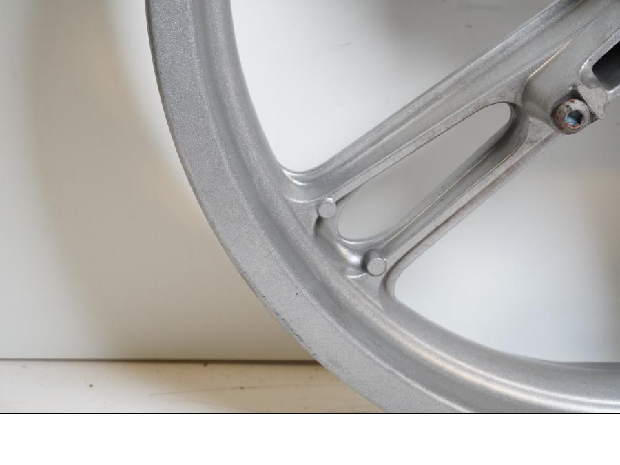 Extrabild1 på Fälg från en Yamaha YZF-R 125 -2009 motorcykel.