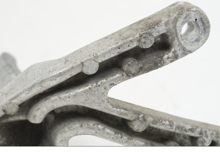 Extrabild1 på Fotpinnefäste från en Yamaha FZR 1000 -1990 motorcykel.