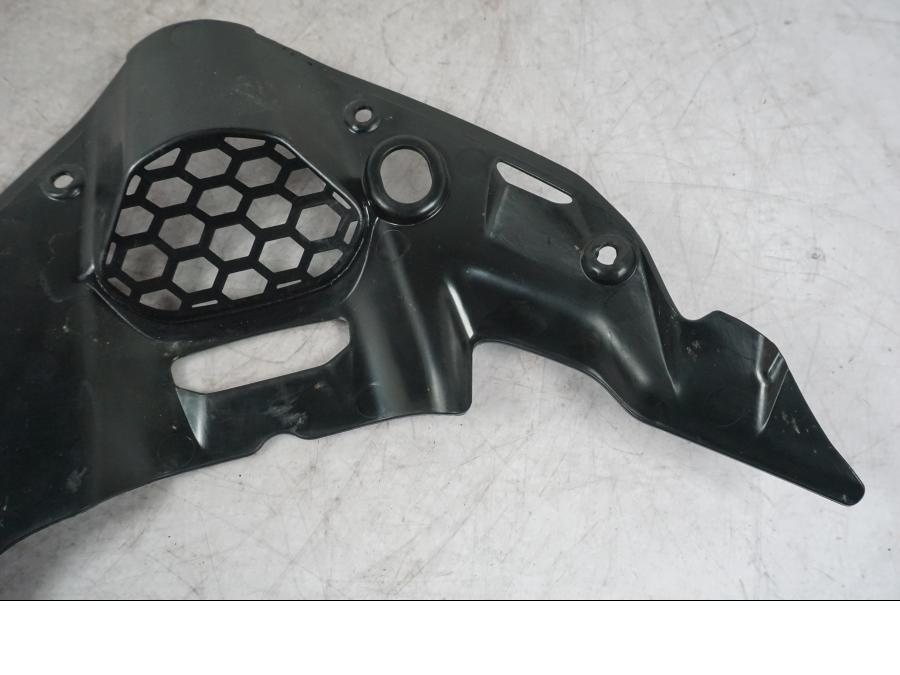 Höger sida på Frontkåpa från en Ducati Multistrada V4 -2024 motorcykel.