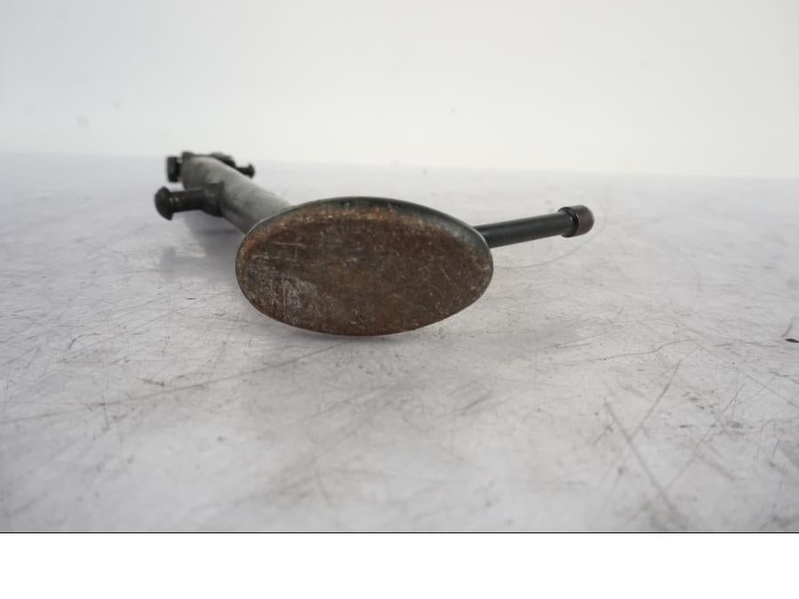 Snett nerifrån på Sidostöd från en Kawasaki ER-6F -2010 motorcykel.